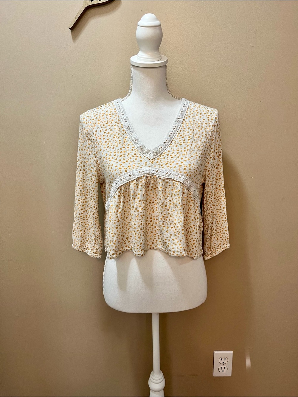 Hippie Rose White and Yellow Floral Boho Top Size Small